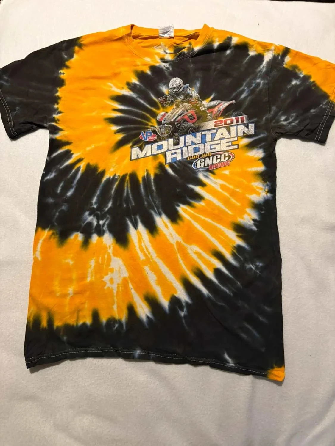 T-shirt tie-dye noir jaune Mountain Ridge 2011 GNCC Racing quad motorsport vintage
